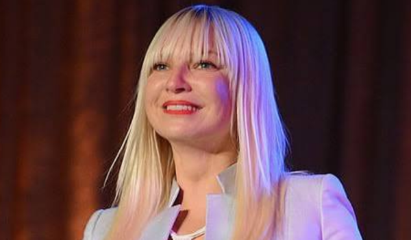 Sia Settles